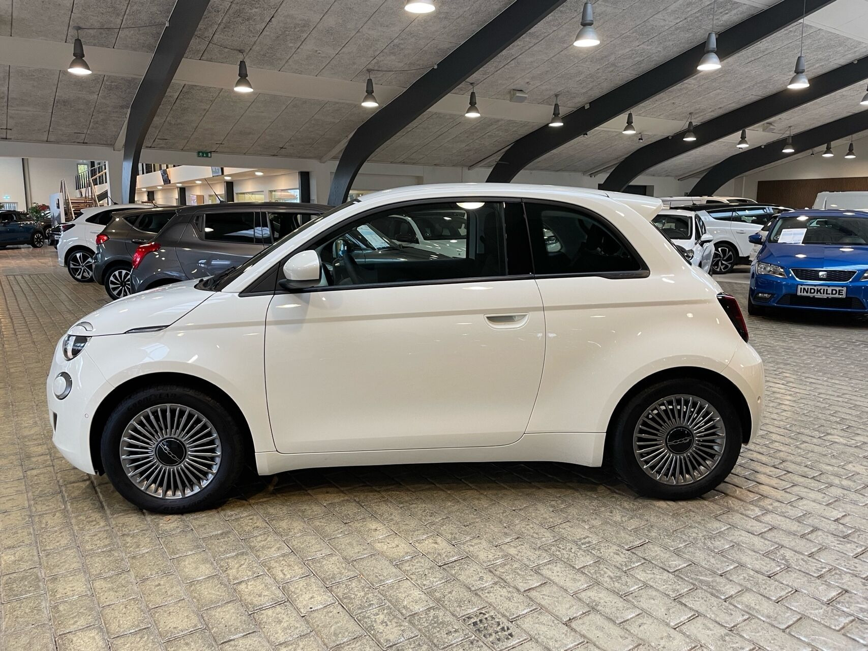 Hvid Fiat 500e fra 2024