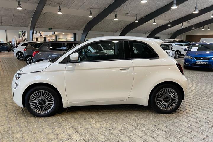 Hvid Fiat 500e fra 2024