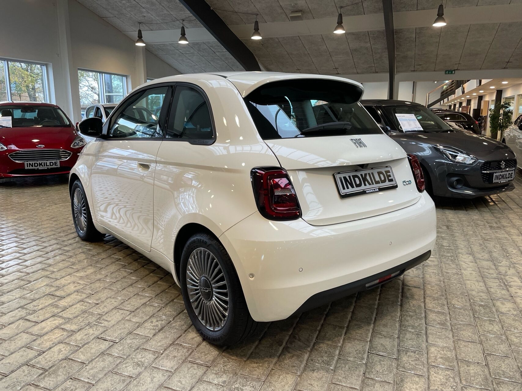 Hvid Fiat 500e fra 2024
