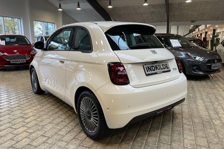 Hvid Fiat 500e fra 2024