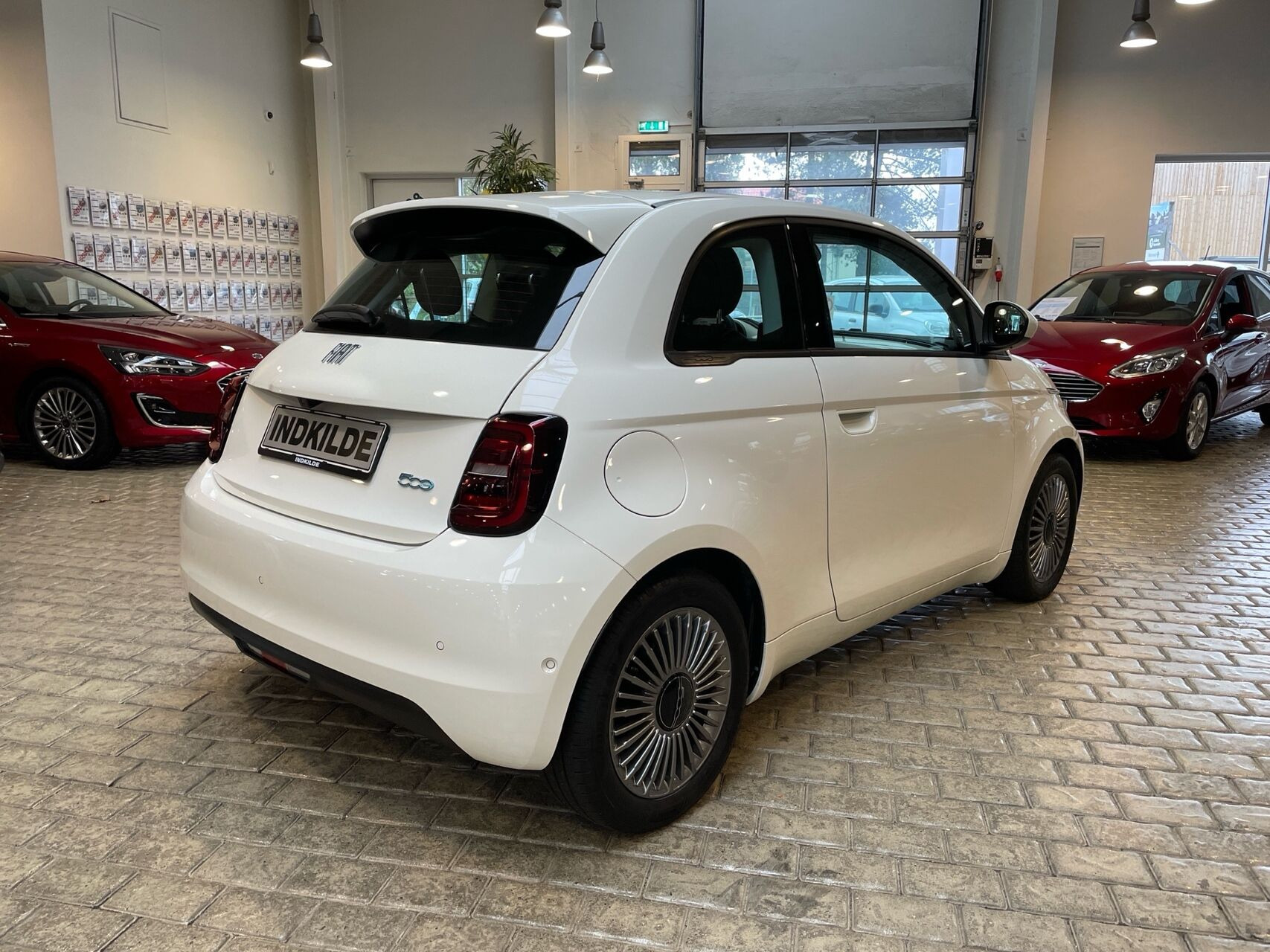 Hvid Fiat 500e fra 2024