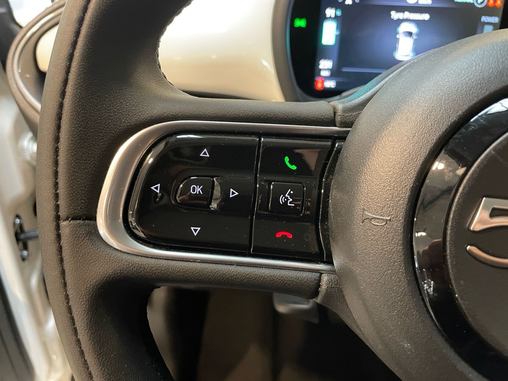 Hvid Fiat 500e fra 2024