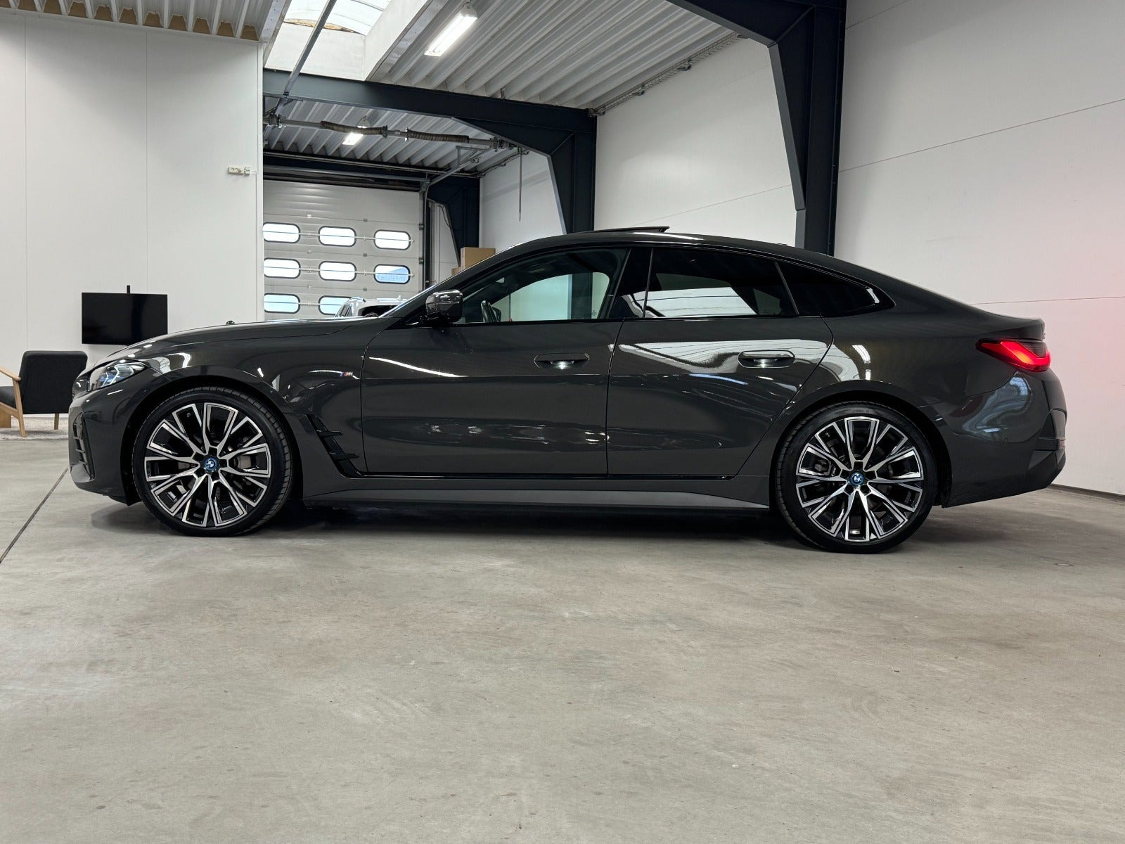 Grå BMW i4 fra 2024