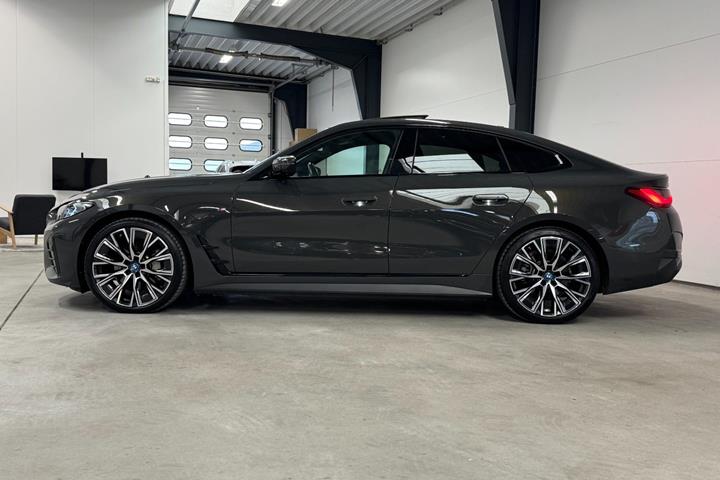 Grå BMW i4 fra 2024