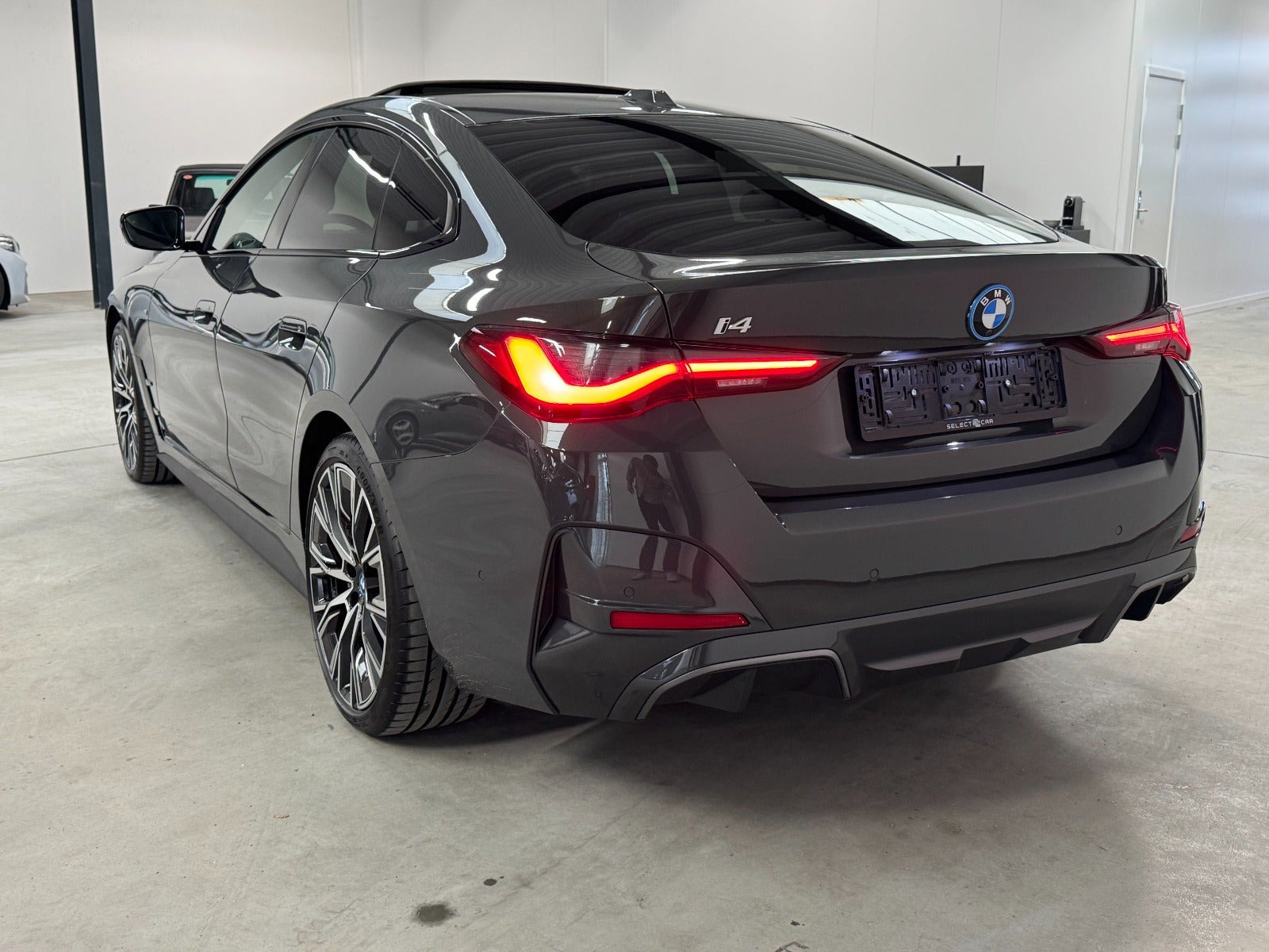 Grå BMW i4 fra 2024