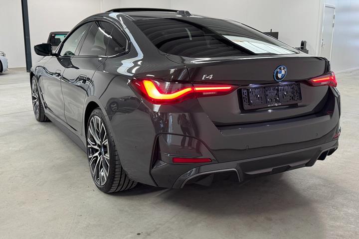Grå BMW i4 fra 2024