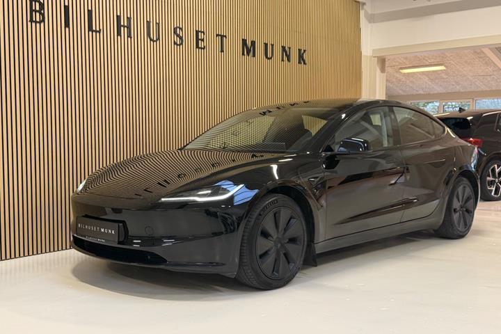 Sort Tesla Model 3 fra 2024