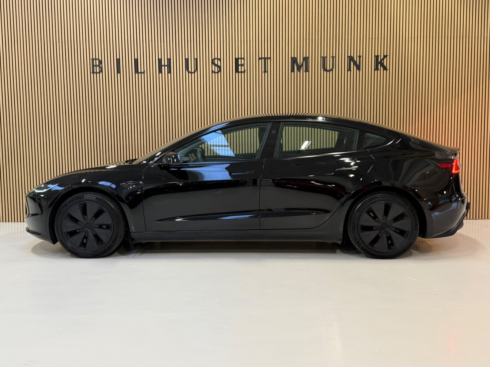 Sort Tesla Model 3 fra 2024