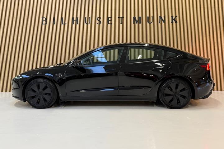 Sort Tesla Model 3 fra 2024