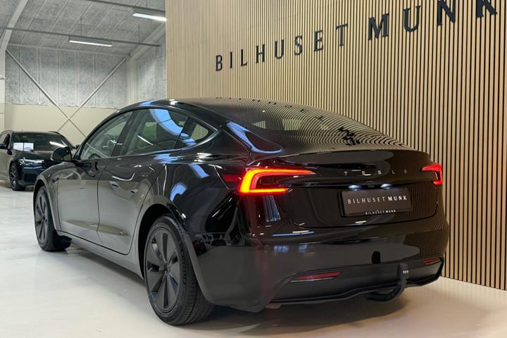 Sort Tesla Model 3 fra 2024