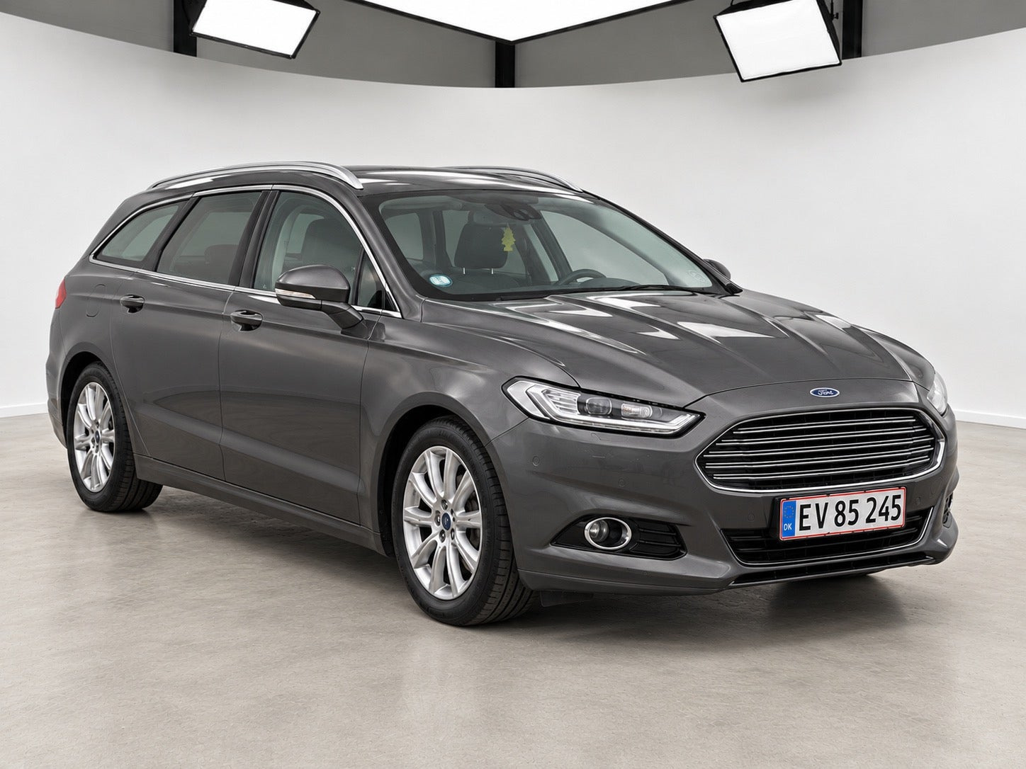 Grå Ford Mondeo fra 2015