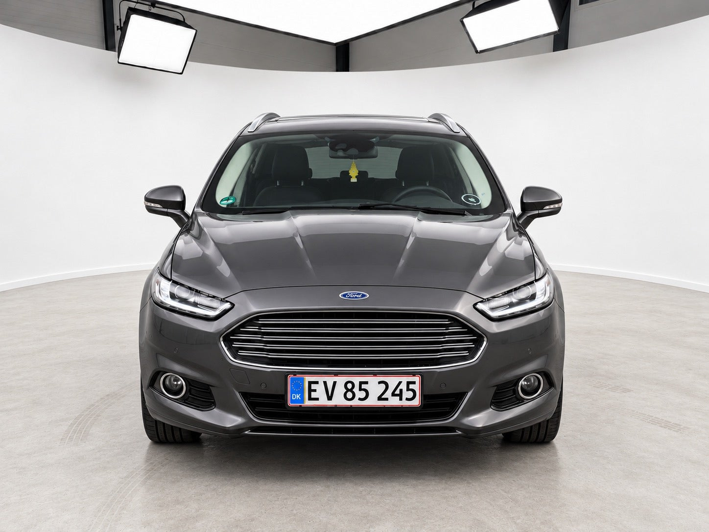 Grå Ford Mondeo fra 2015