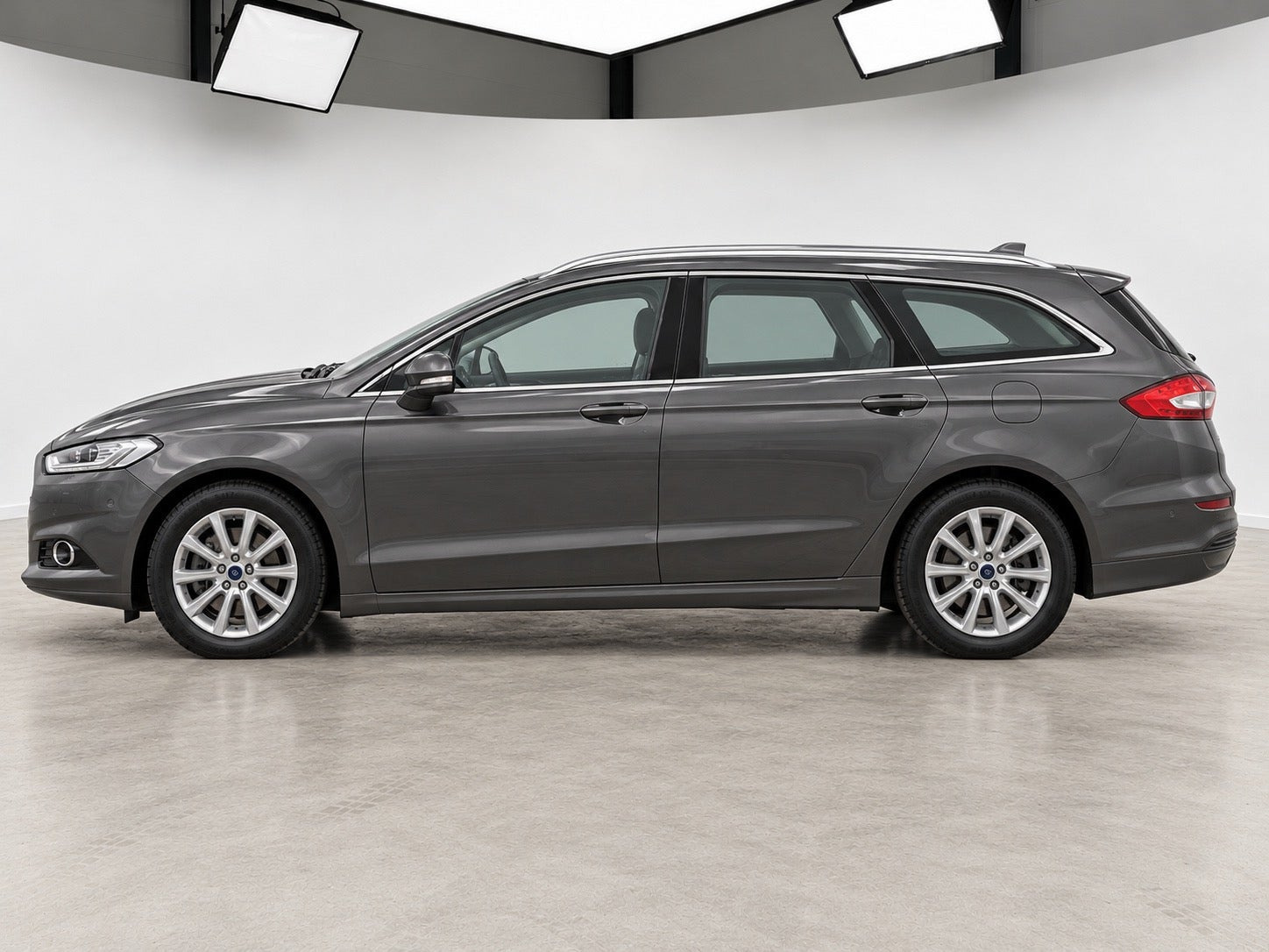 Grå Ford Mondeo fra 2015