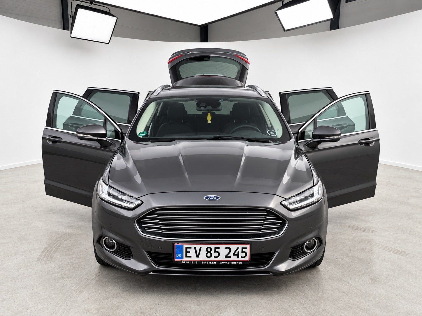 Grå Ford Mondeo fra 2015