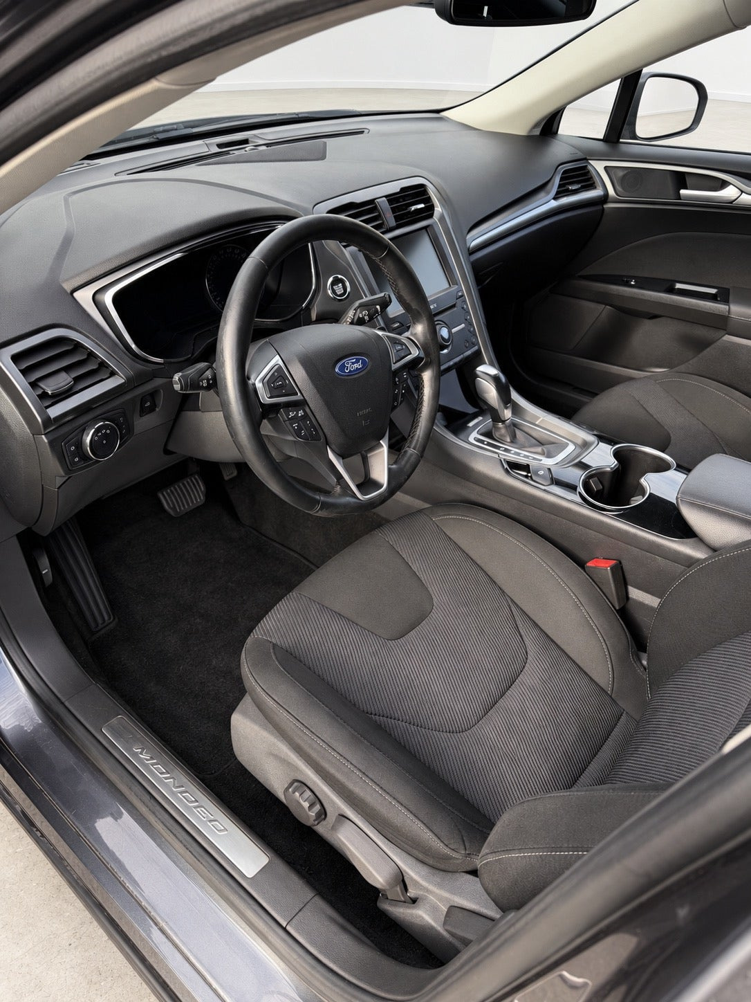 Grå Ford Mondeo fra 2015