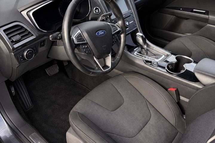 Grå Ford Mondeo fra 2015