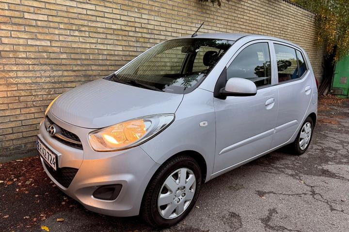 Sølv Hyundai i10 fra 2012