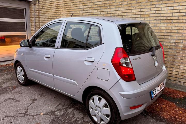 Sølv Hyundai i10 fra 2012
