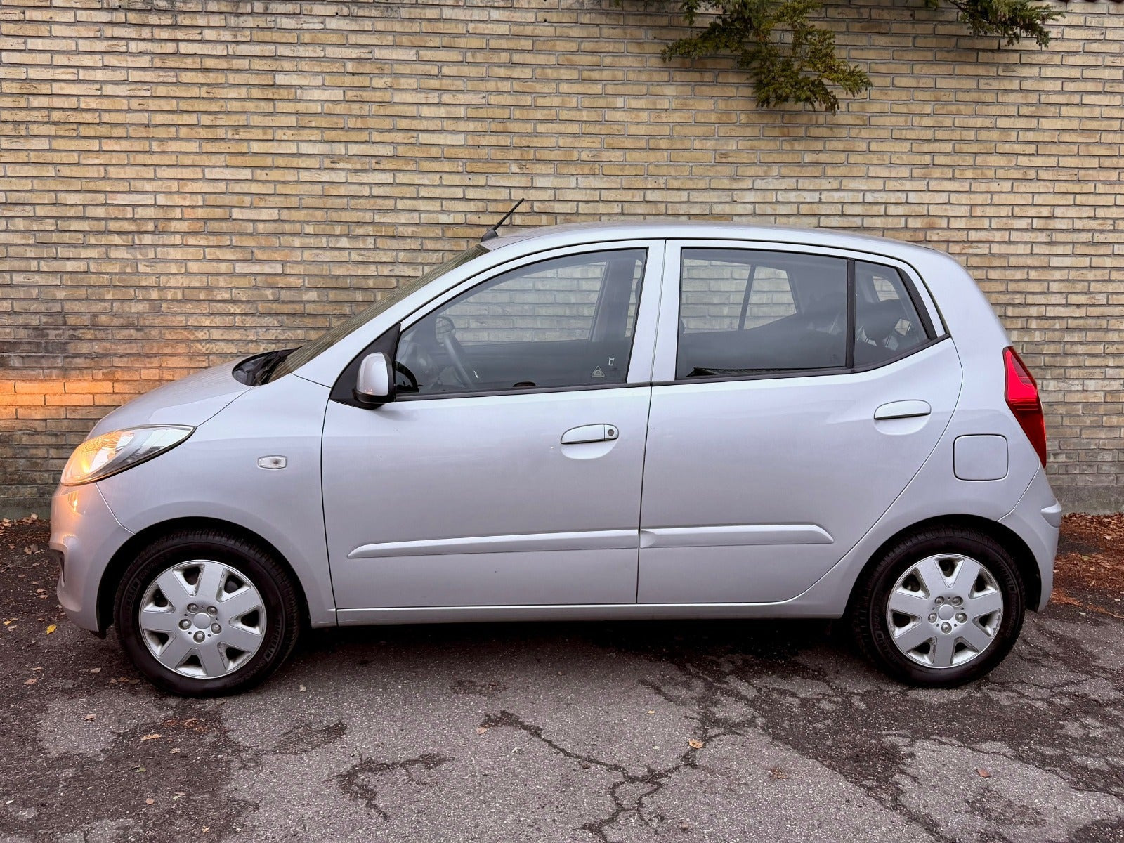 Sølv Hyundai i10 fra 2012