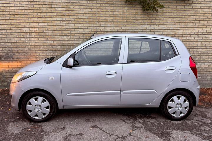 Sølv Hyundai i10 fra 2012