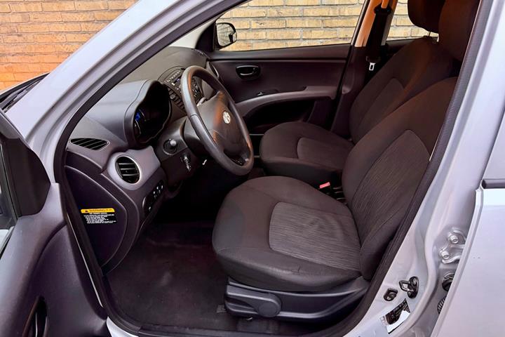 Sølv Hyundai i10 fra 2012