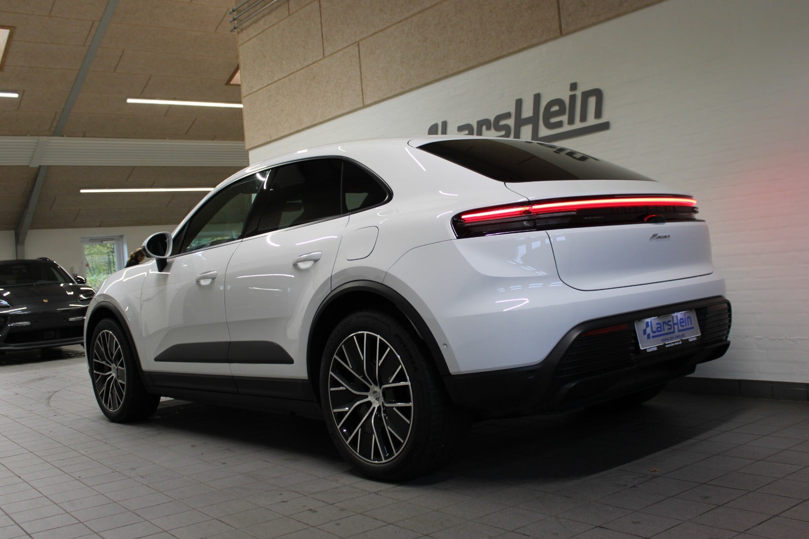 Hvid Porsche Macan fra 2025