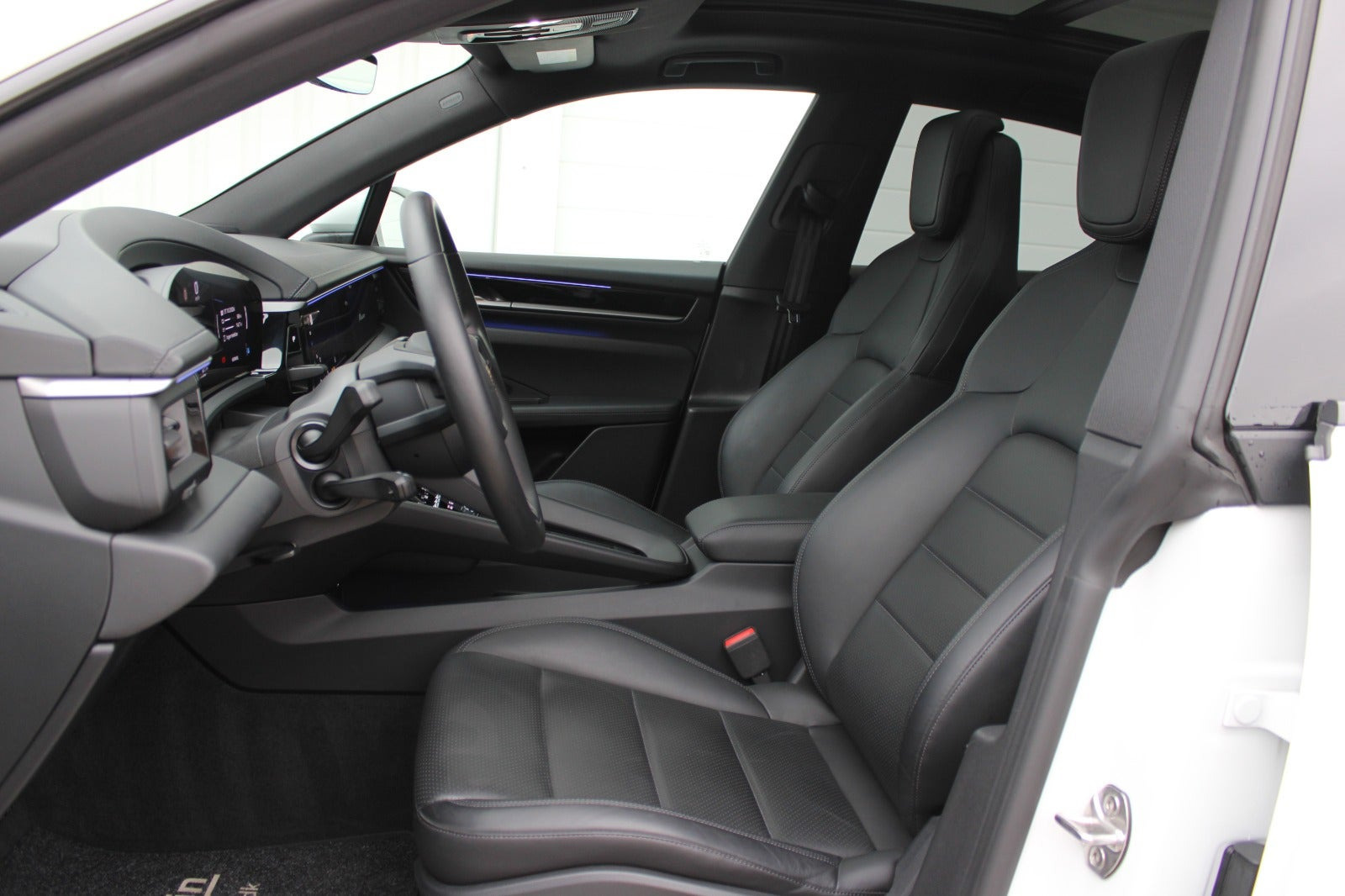 Hvid Porsche Macan fra 2025