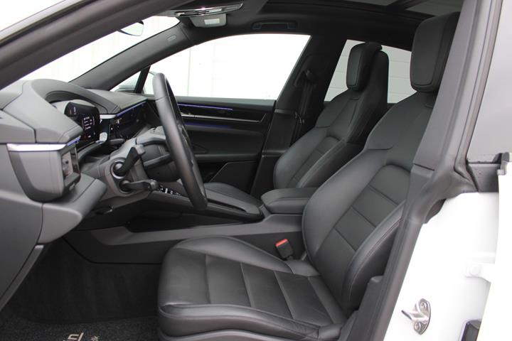 Hvid Porsche Macan fra 2025