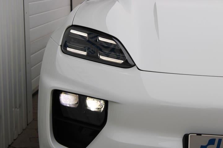 Hvid Porsche Macan fra 2025
