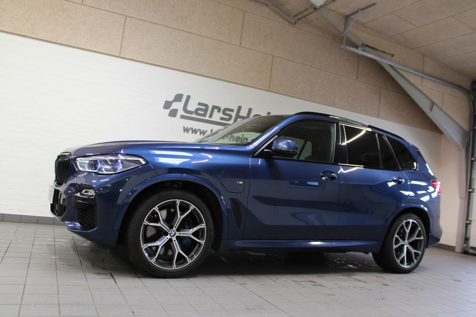Blå BMW X5 fra 2021