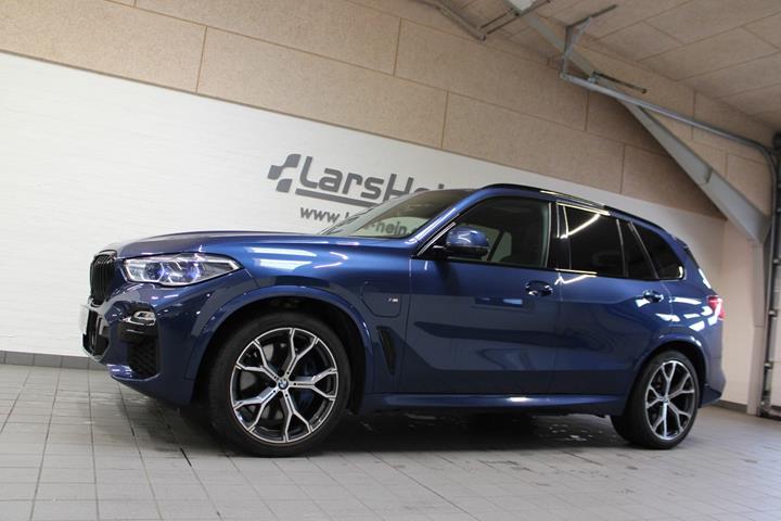 Blå BMW X5 fra 2021