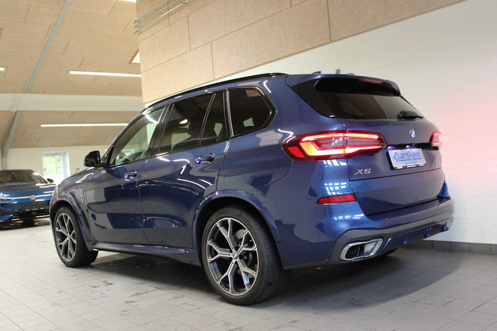 Blå BMW X5 fra 2021