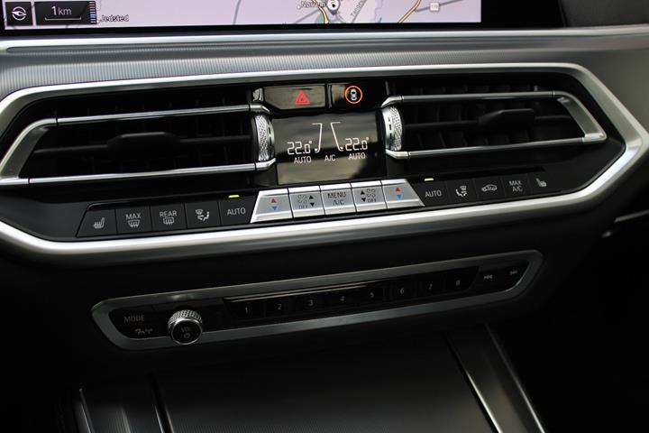 Blå BMW X5 fra 2021