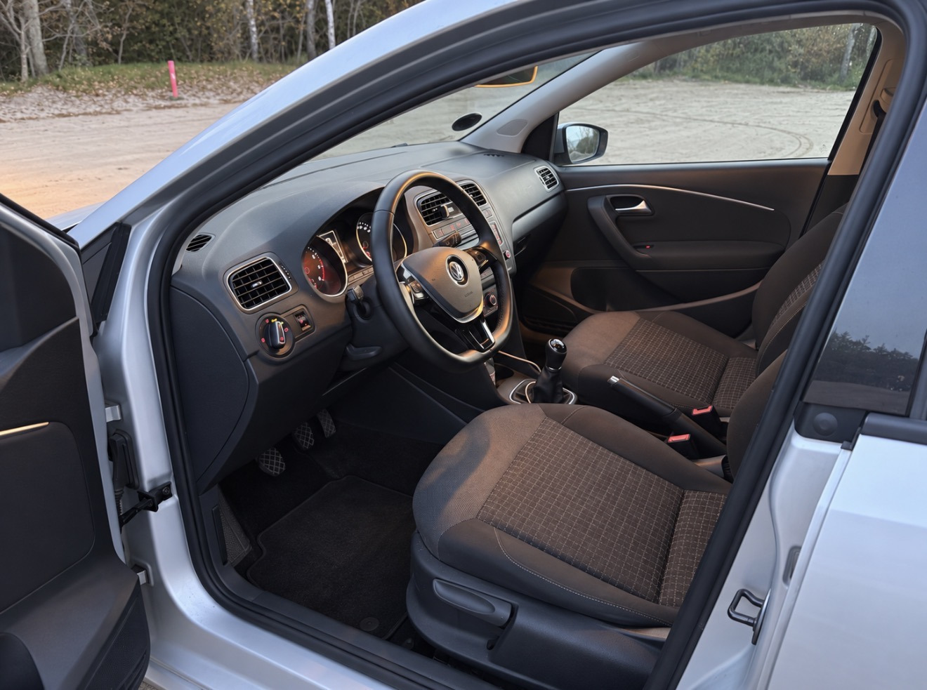 Sølv VW Polo fra 2015