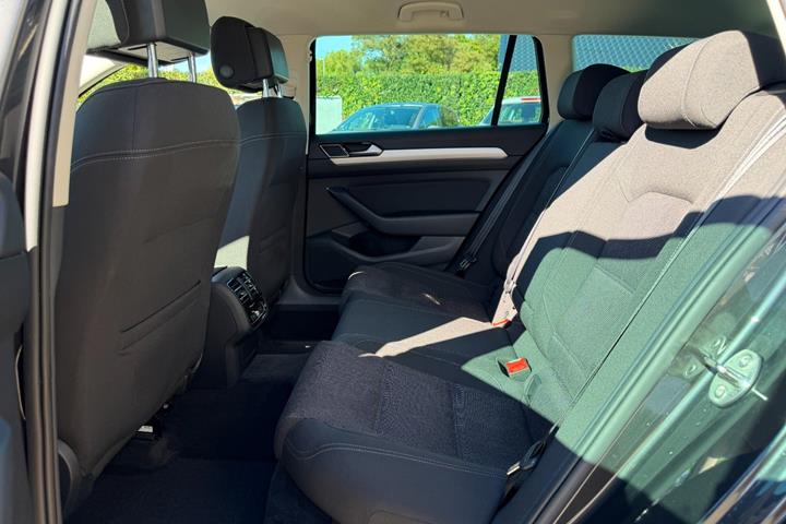 Grå VW Passat fra 2018