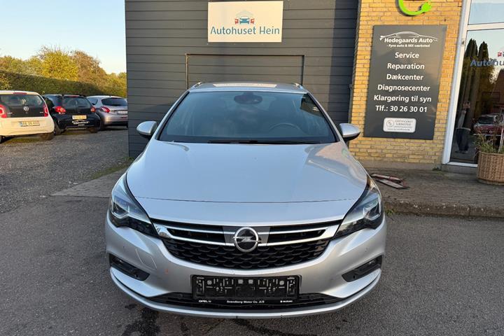 Sølv Opel Astra fra 2019