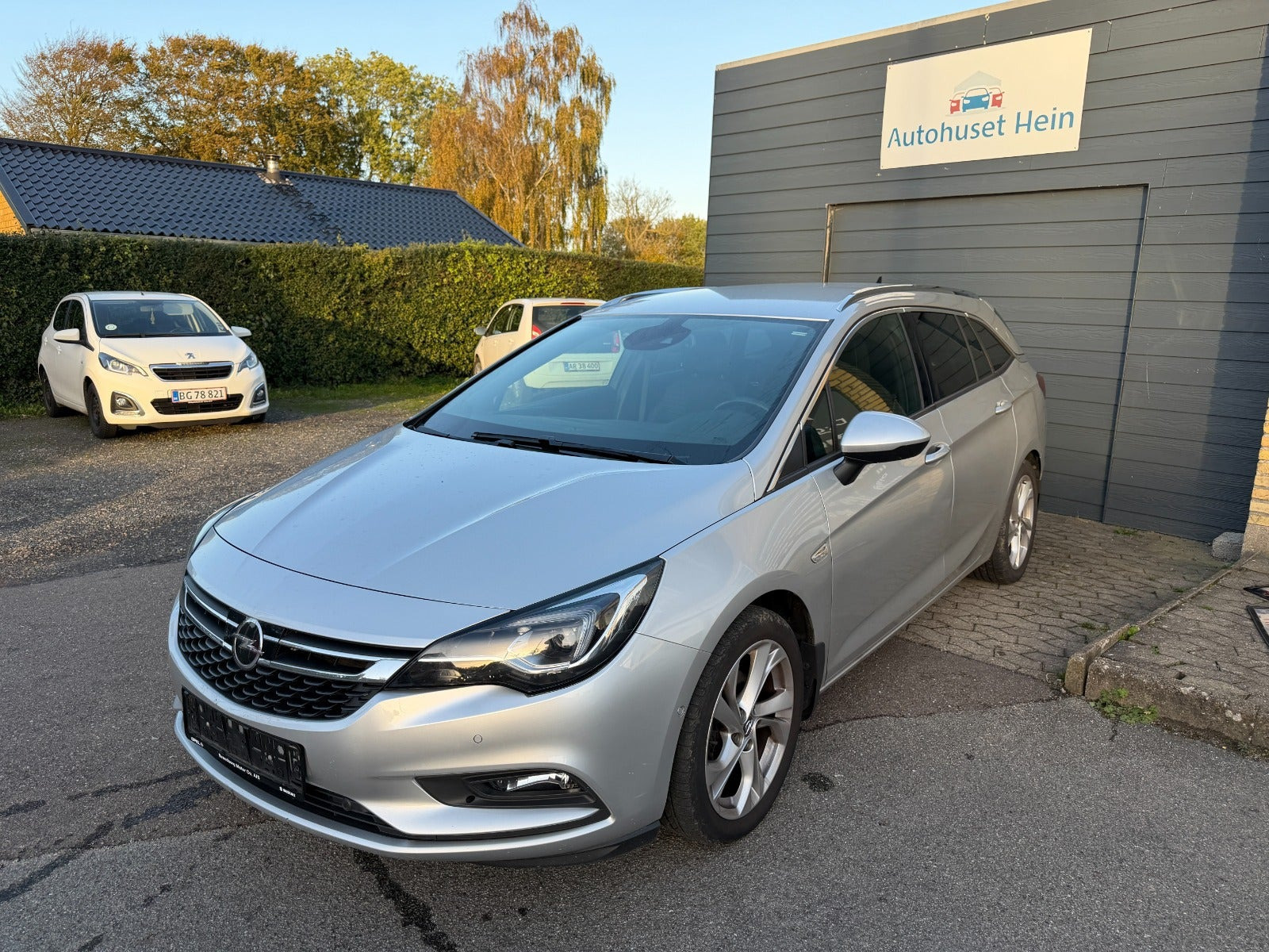 Sølv Opel Astra fra 2019