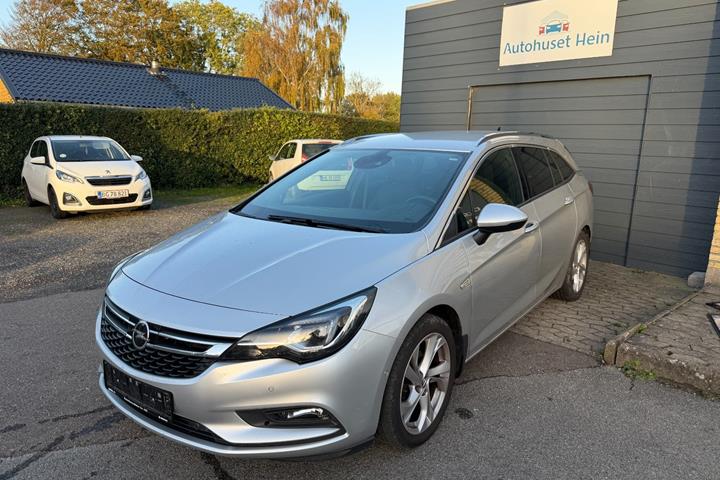 Sølv Opel Astra fra 2019