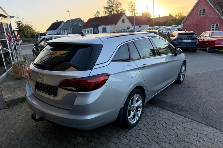 Sølv Opel Astra fra 2019