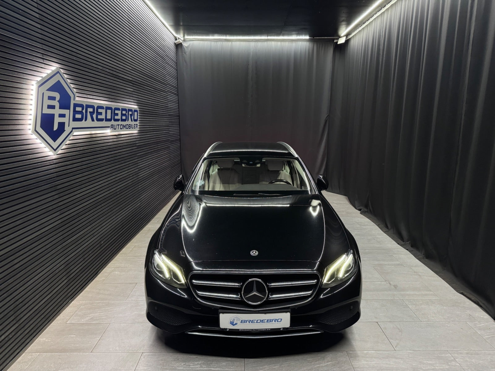 Sort Mercedes E300 de fra 2020
