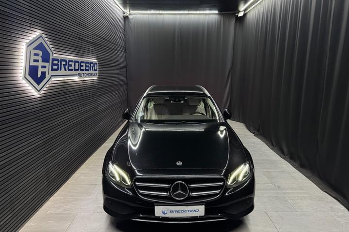 Sort Mercedes E300 de fra 2020