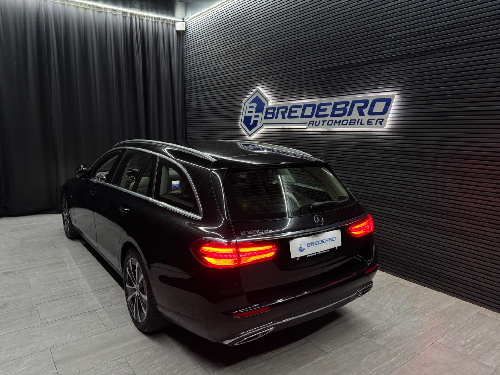 Sort Mercedes E300 de fra 2020
