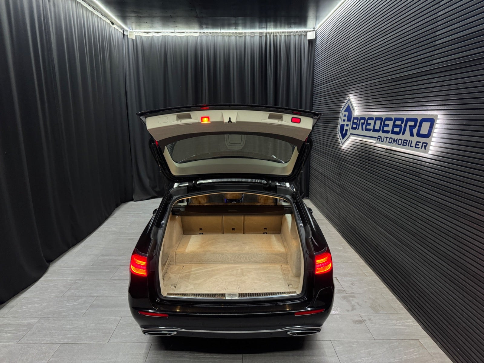 Sort Mercedes E300 de fra 2020