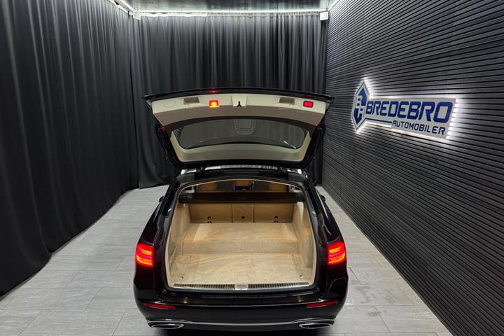 Sort Mercedes E300 de fra 2020