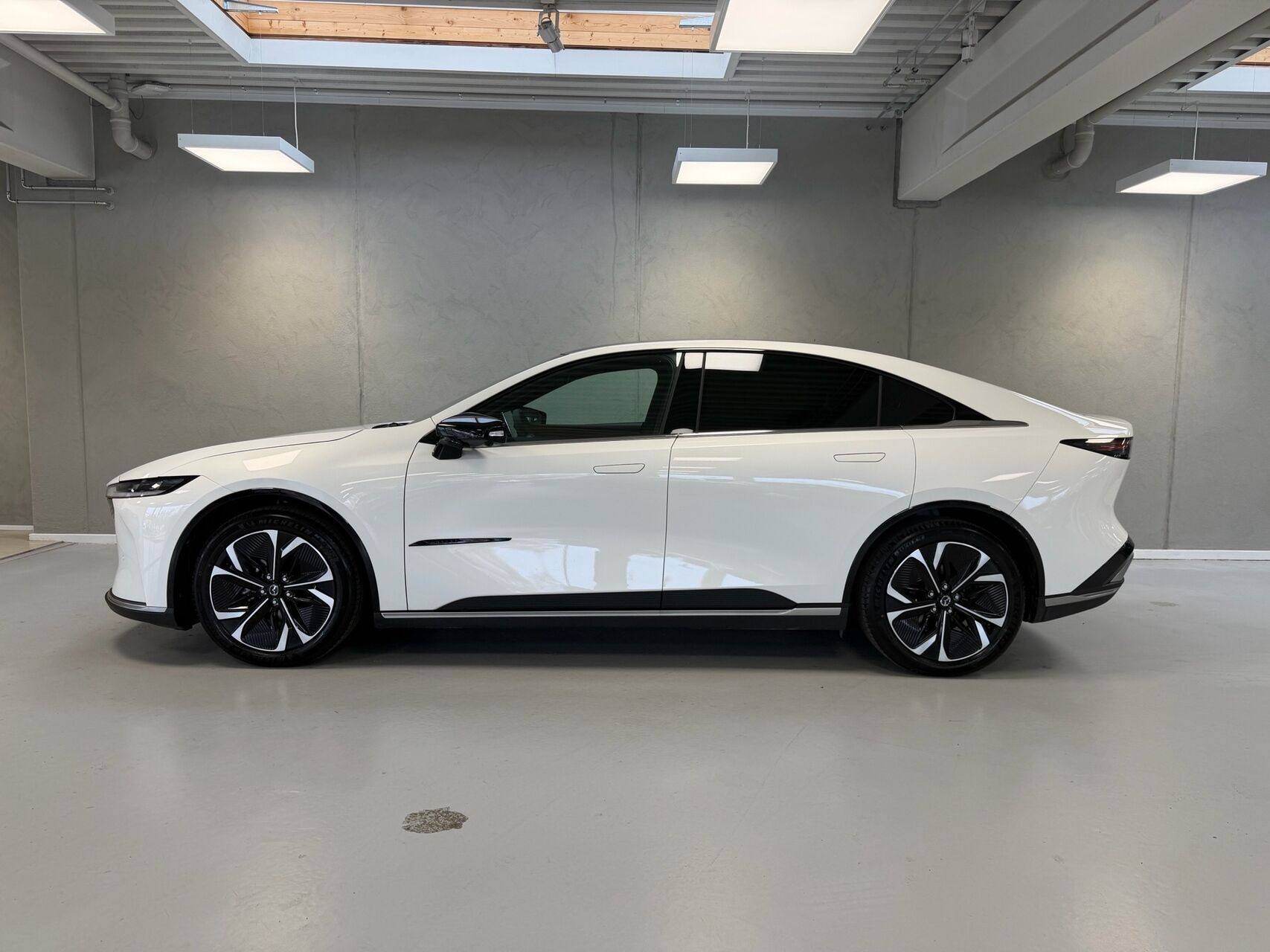 Hvid Mazda 6e fra 2026