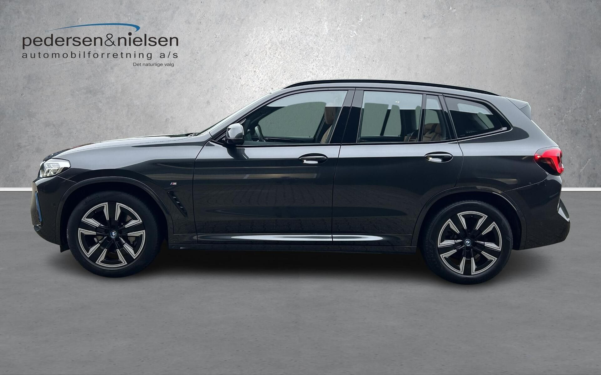 Grå BMW iX3 fra 2023