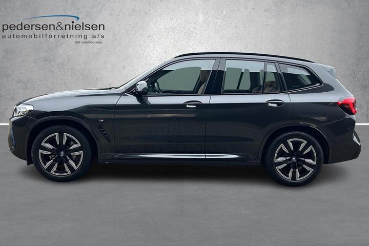 Grå BMW iX3 fra 2023