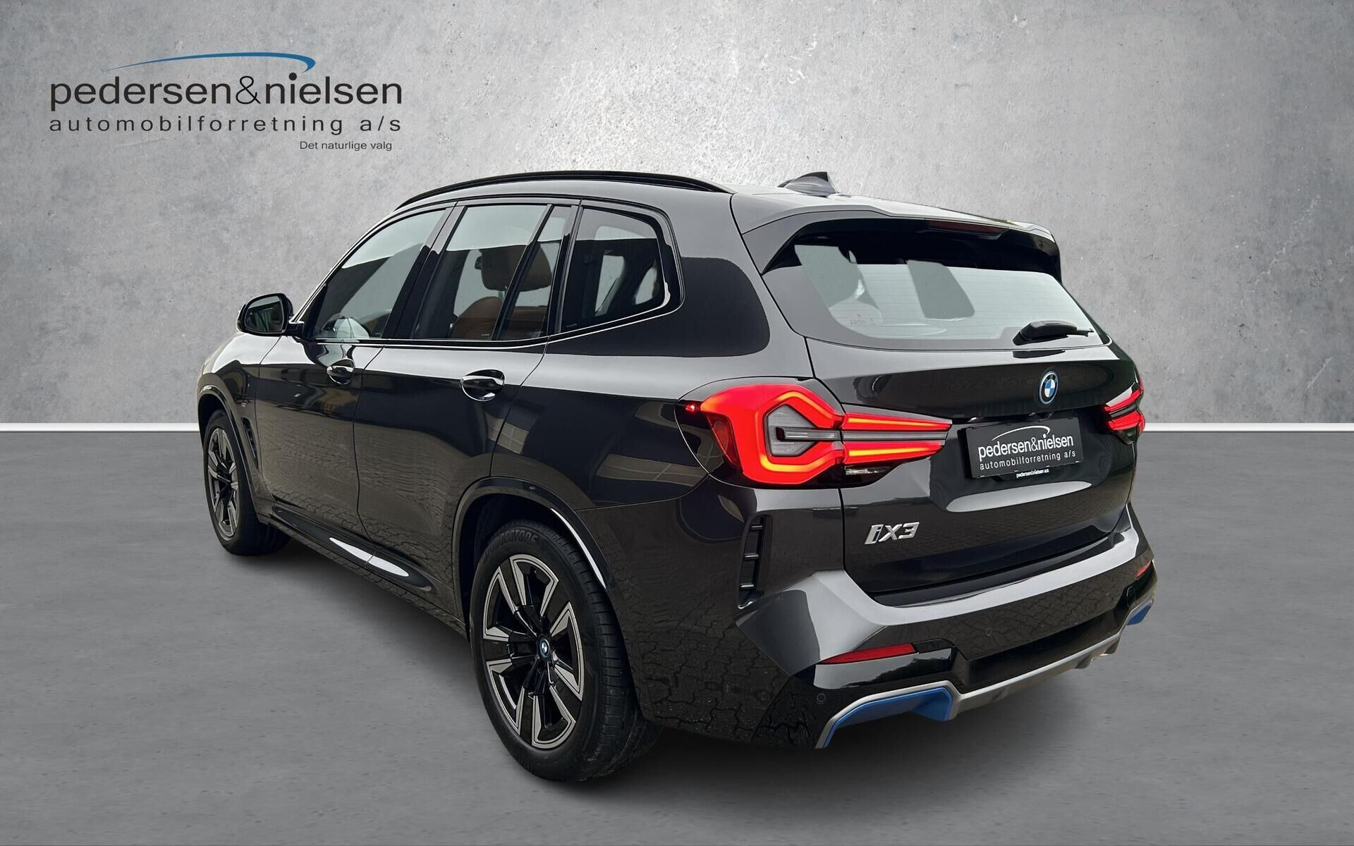 Grå BMW iX3 fra 2023