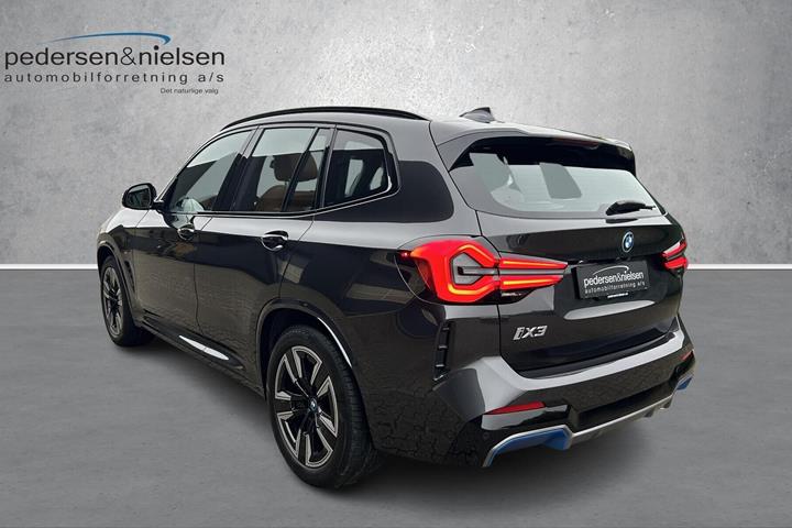 Grå BMW iX3 fra 2023