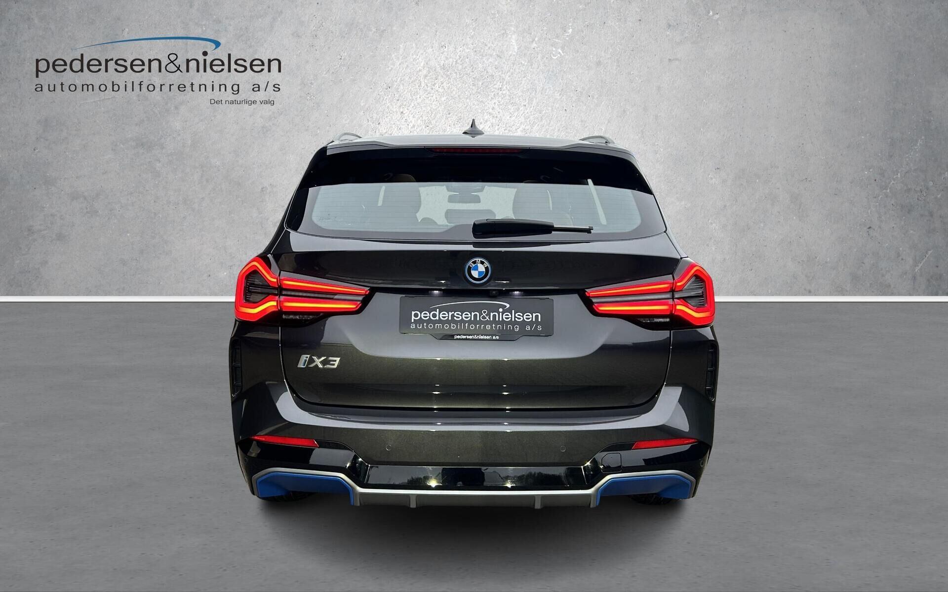 Grå BMW iX3 fra 2023